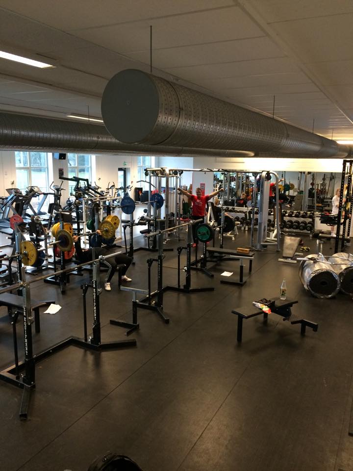 Treningslokalet til Ganddal Atletklubb med styrkeløftutstyr